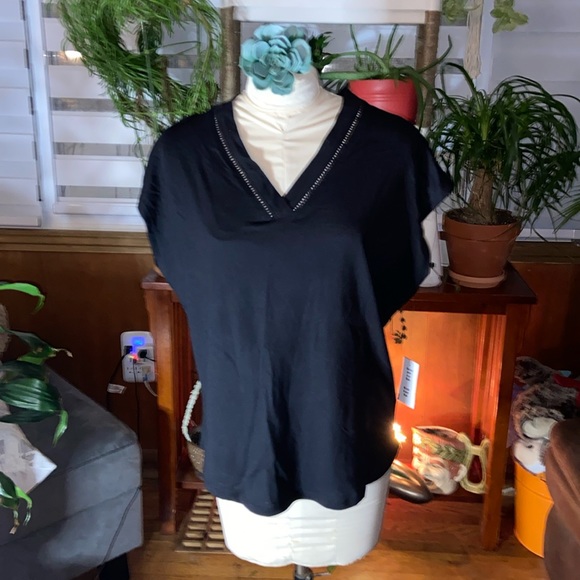 Cleo NWT size M black cap sleeve, v-neck top - Picture 1 of 7